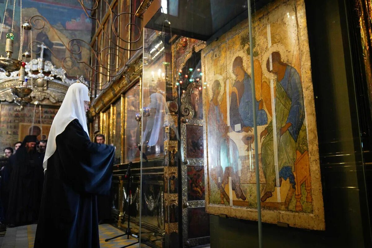 Святая троица андрея рублева в третьяковской галерее. Икону троица передали. Андрея рублева. Троица рублева в троице сергиевой лавре. Икону троица передали.