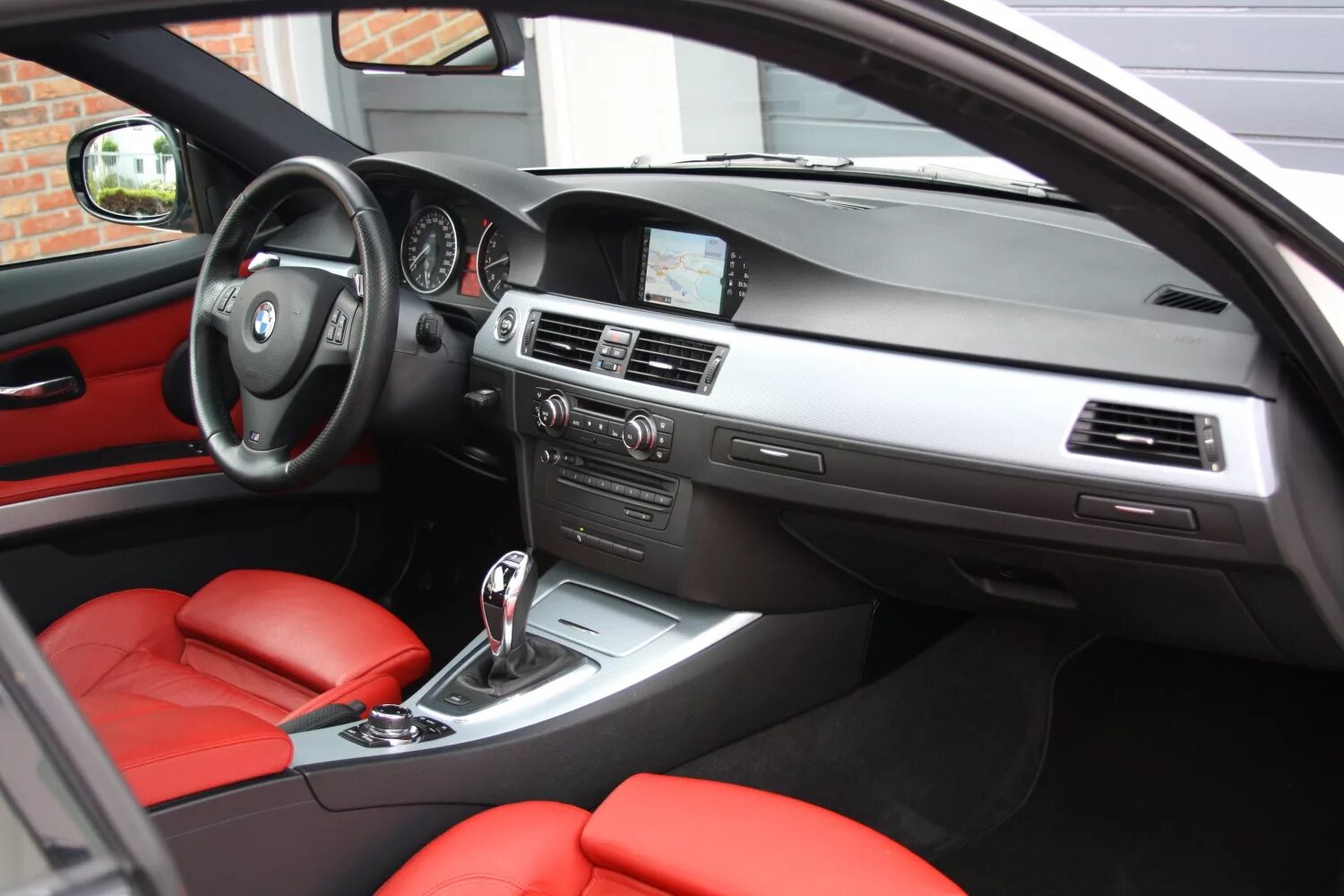 Бмв плохо работает. Bmw e92 салон. bmw 335 e92 салон. bmw e92 coupe салон. бмв е92 335i салон.