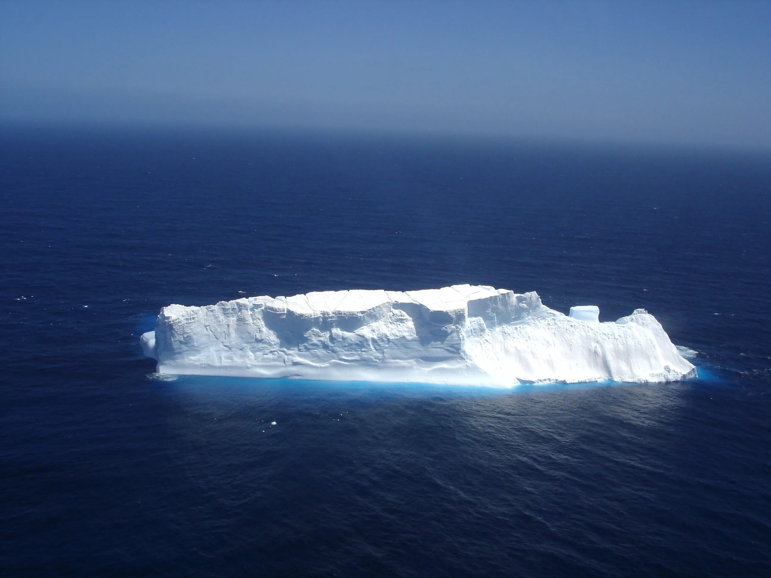 Куски льда в океане. Айсберг Ледяная плавучая гора. Ледники айсберги Антарктиды. Айсберг льдина.