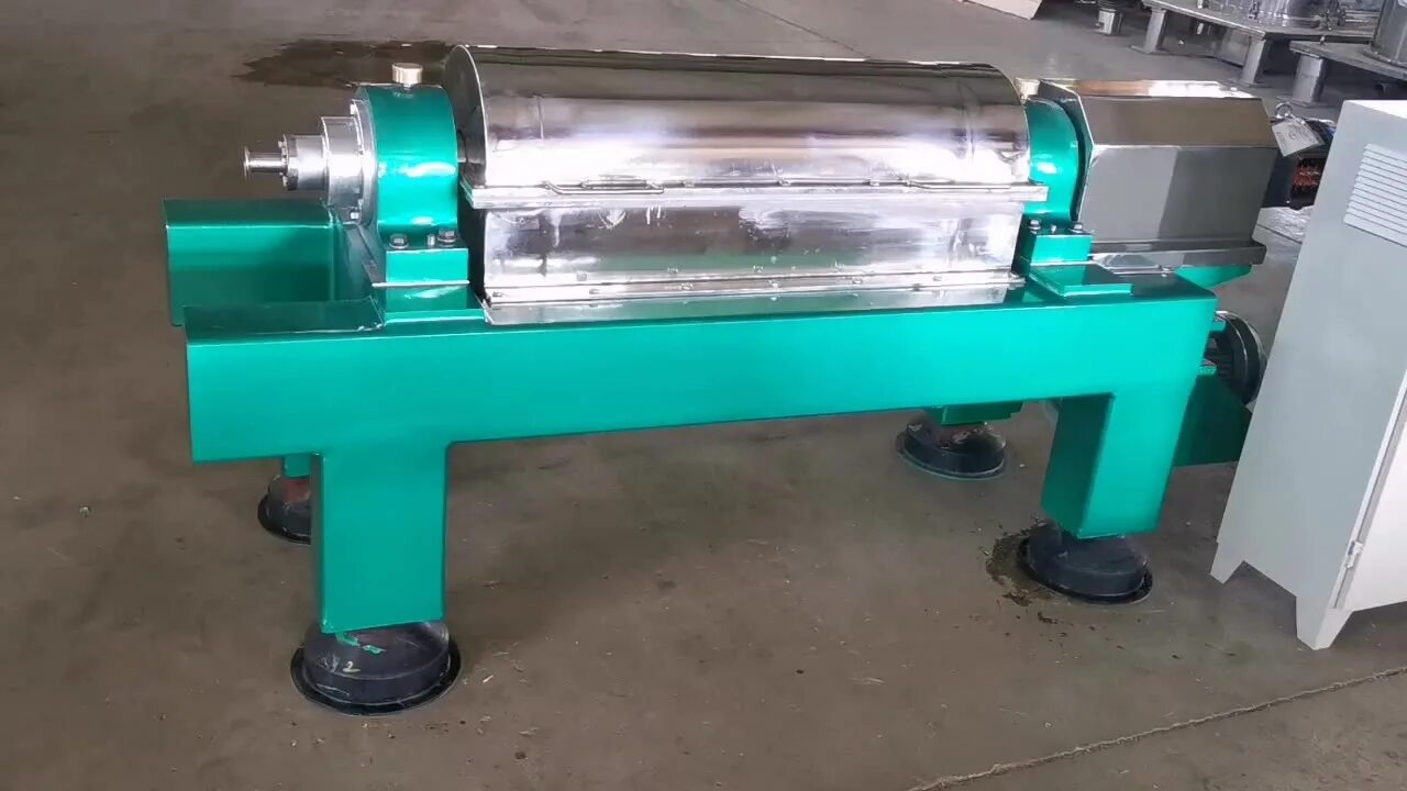 Gea westfalia separator. Декантерная центрифуга. Декантерная центрифуга турция. Центрифуга декантер 44х132. Шнековая декантерная центрифуга.