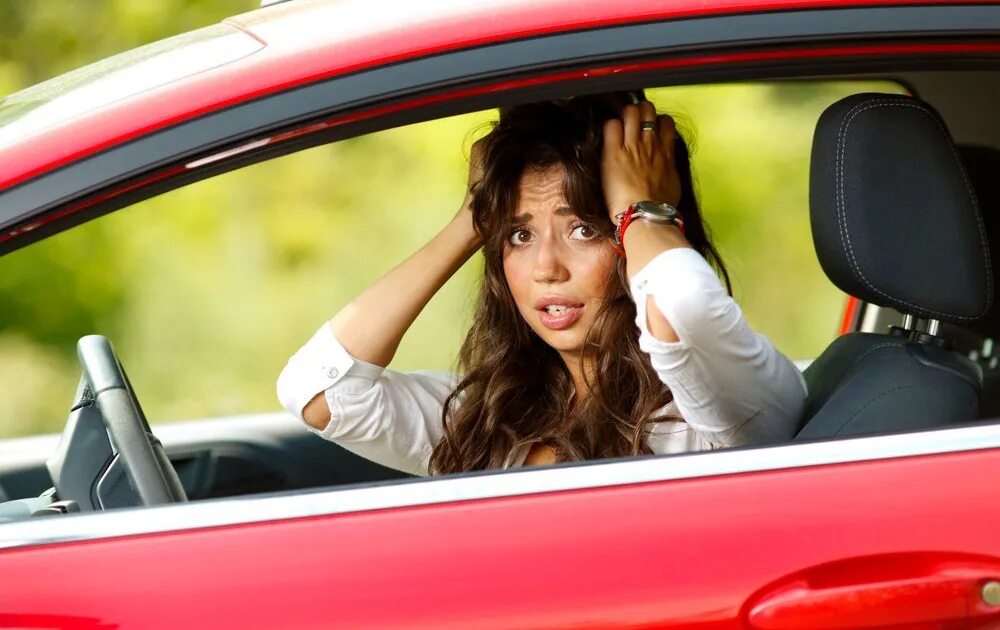 Женщина в автомобиле. Начинающий водитель женщина. Новичок за рулем. Женщина автолюбитель. За рулем автомобиля.