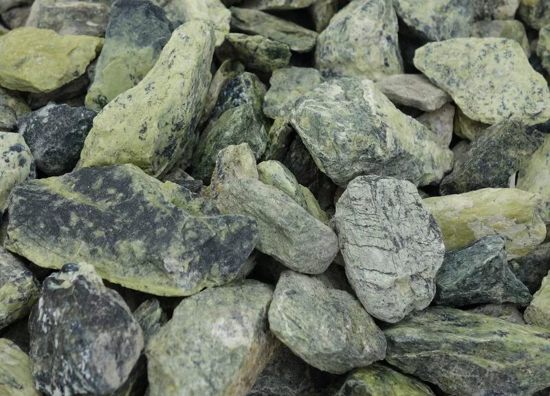 камень серпентинит змеевик. серпентинит. антигоритовый серпентинит. серпентинит. уральский камень змеевик.