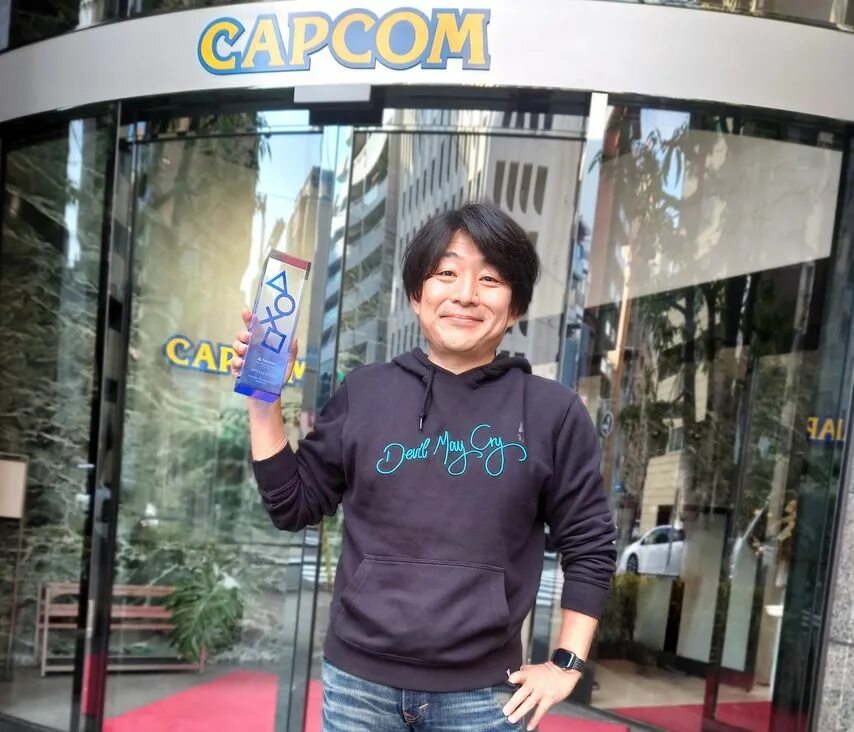 Hideaki itsuno meme. Хидэаки ицуно. Хидеки итсуно. Японский разработчик игр нито соури. Хидеаки ицуно в костюме вергилия.