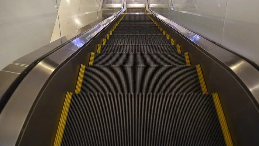 Эскалатор без ступенек. Лестница в метро. Ступени эскалатора метрополитена. Эскалатор вниз. Лестница эскалатора.