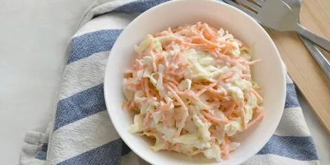 Салат из капусты с копченым сыром