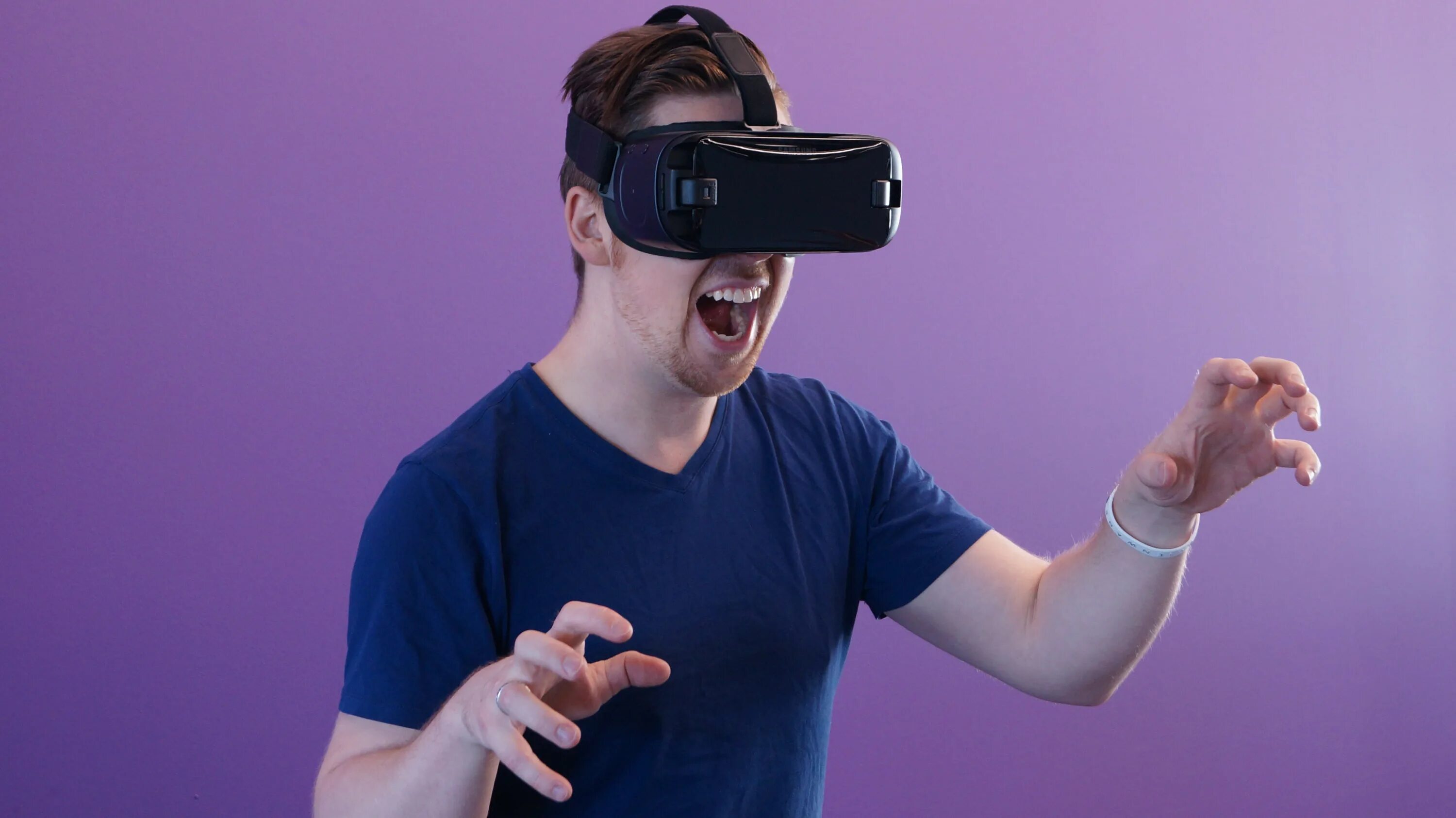 Очки виртуальной реальности. VR виртуальная реальность. Очки виртуальной реальности на человеке. Мужик в виртуальной реальности.