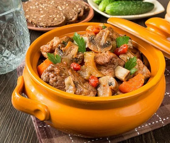 Ребра в медовом соусе. Ребрышки горшочке. Ребрышки горшочке. Мясо в горшочках с картошкой. Говяжьи ребра томлённве.