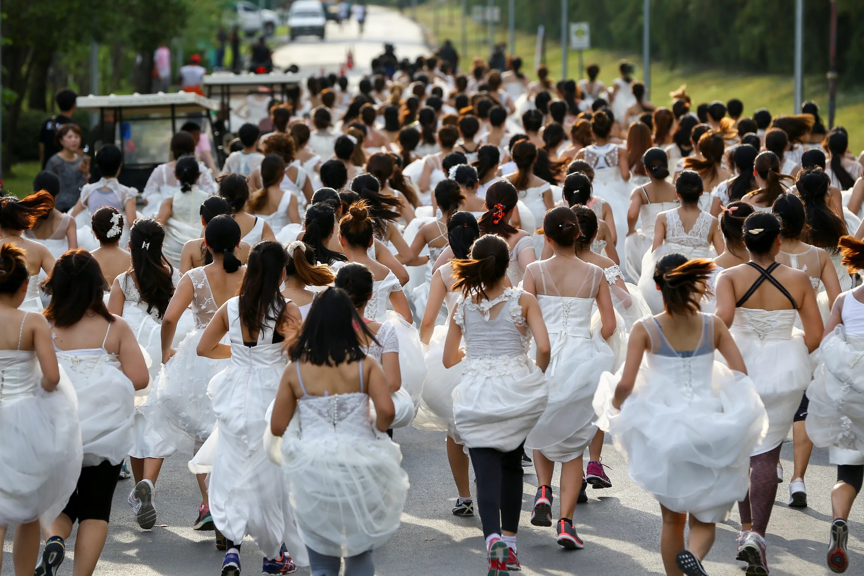 Полненькую толпой. Невеста бежит. Парад невест. Много девушек в свадебных платьях. Бежит от невест.