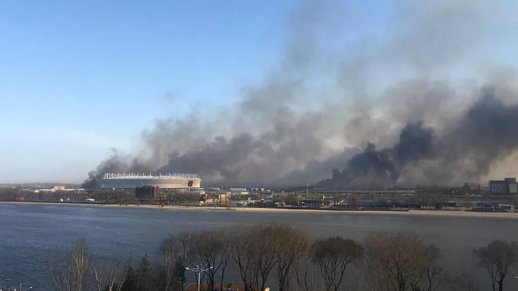 Что сейчас горит в ростове на дону. Пожар в ростове на дону на левом берегу дона. в ростове-на-дону пожар 2025. пожар на ростов арене. пожар ростов-на-дону сейчас.