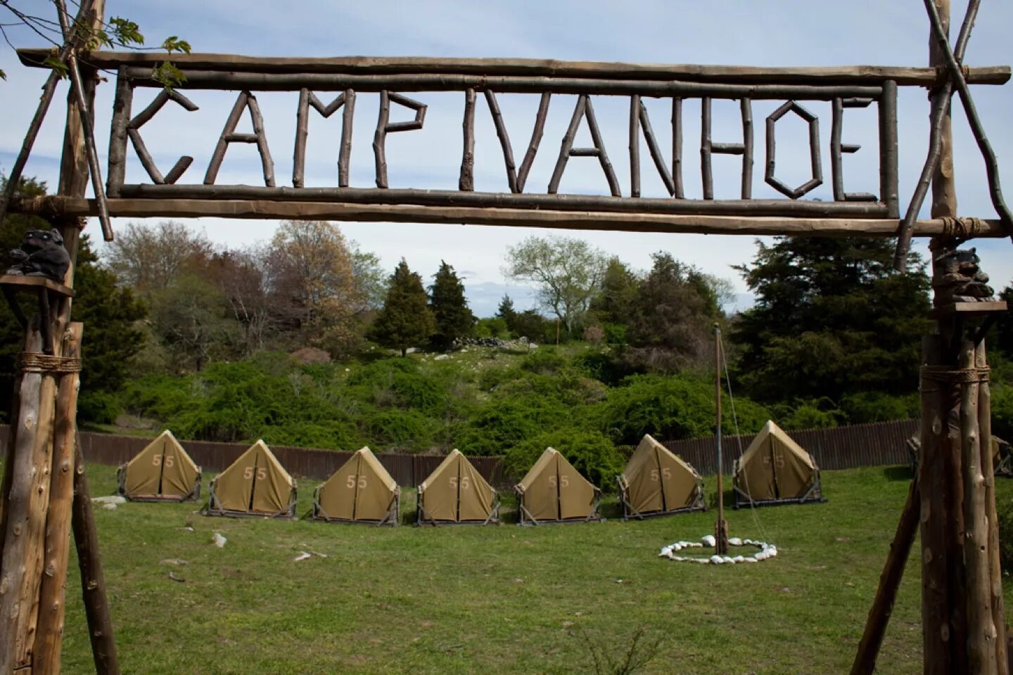 Декор для палаточного лагеря. Украшение кемпинга. Палаточный городок украшение. Кемпинг в стиле индейцев.