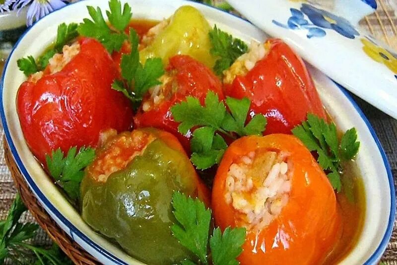 Как приготовить фаршированную капусту. Перец квашеный фаршированный морковью. Болгарский перец + морковка. Перец фаршированный овощами. Перец фаршированный капустой и морковью.