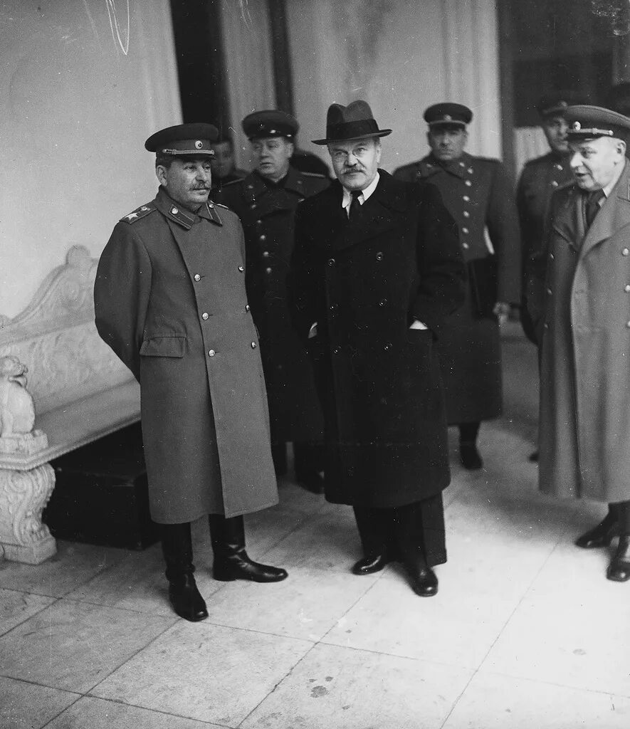 Ялтинская конференция 1945 года. Сталин Черчилль и Рузвельт в Ялте. Черчилль и Сталин в Ялте. Сталин в Ялте 1945. Ялтинская конференция это