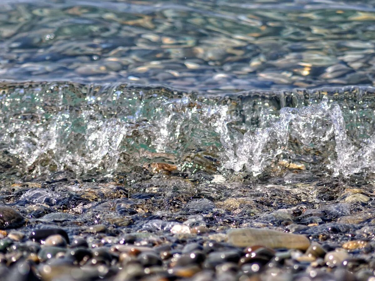 Чистая морская вода Сочи. Вода в черном море Сочи. Пляж галька Сочи. Лазаревское волны.