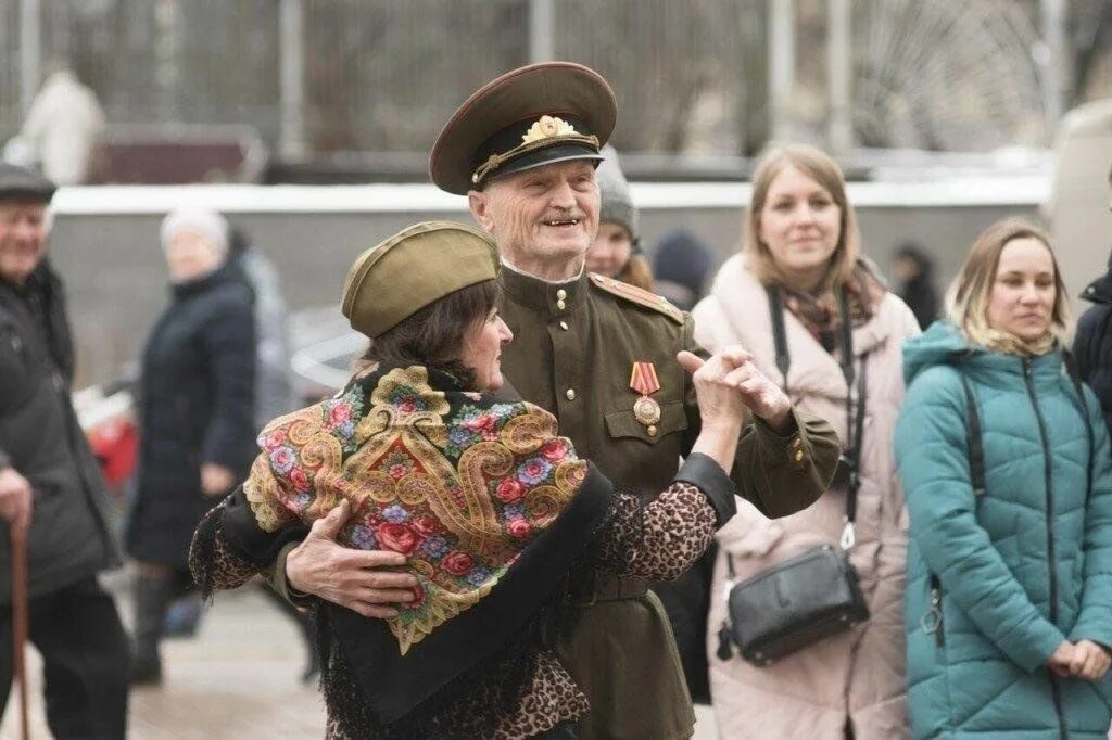 Вальс память. Военный вальс. Случайный вальс. Случайный вальс фото. Случайный вальс Сталинградской битвы.