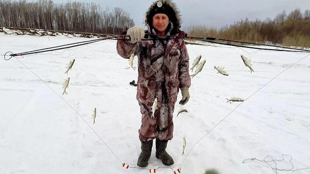Материал лова. Косынка для зимней рыбалки. Рыболовный экран для зимней рыбалки. Ловля на косынку. Ловля рыбы на косынку зимой.