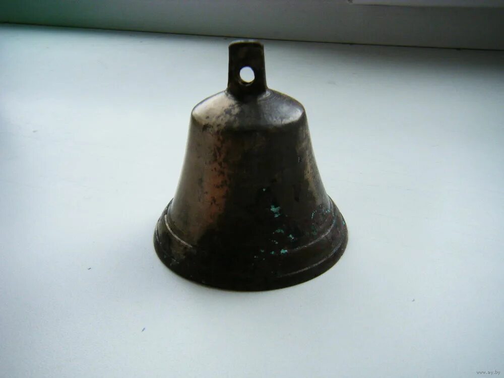 колокольчик номер 9. цифры на колоколах. старинный маленький колокольчик. поддужный колокольчик с изображением птиц. колокольчик латунный старинный.