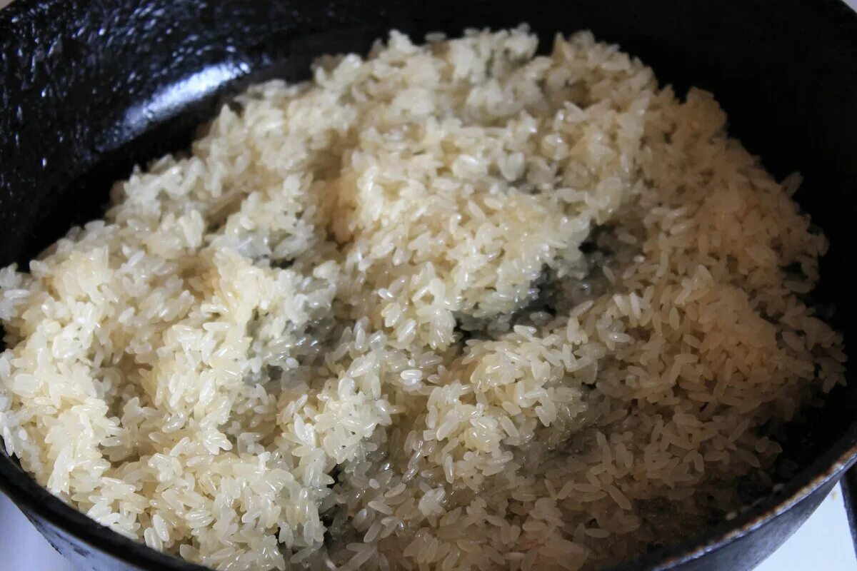Рис рассыпчатый на гарнир. Рис на сковороде рассыпчатый. Рис отварной рассыпчатый. Шехрие рис.