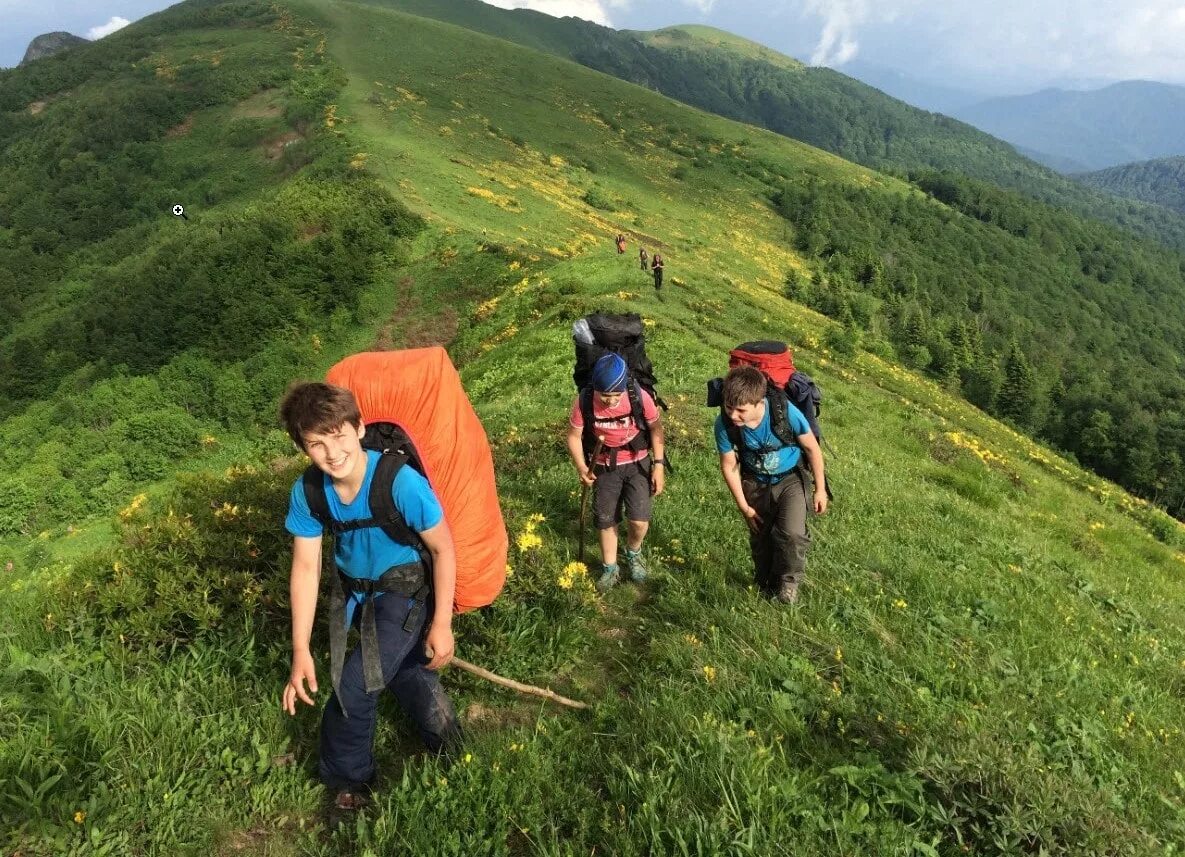 Дети туристы. Горы для детей. Дети ушли в горы. Пешеходный туризм в лесу. Преодоление трудностей.
