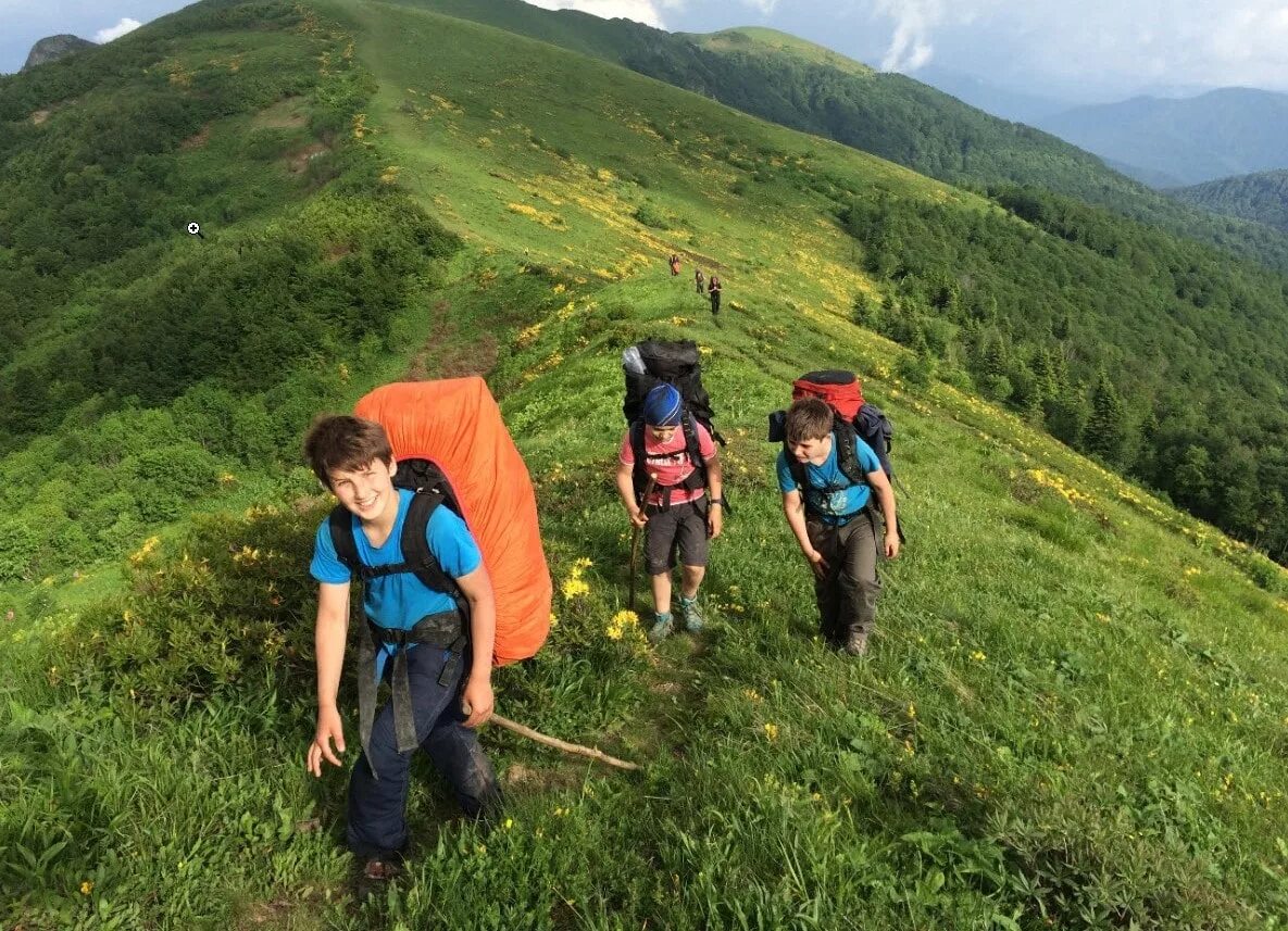 Поход. Туристический поход с детьми. Поход в горы с детьми. Дети в походе. Для туристического похода ребята нужны