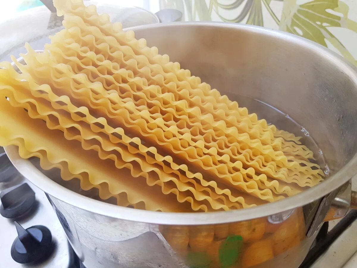 Нажл ди отваривать листы для лазаньи. Паста лазанья для варки. Листы для лазаньи. Отварить лазанью. Отварить листы лазаньи.