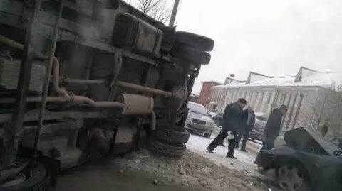 Заваливается на бок