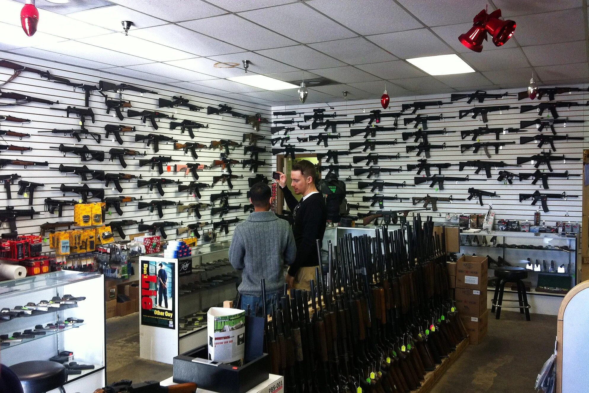 Американские оружейные магазины. Real gun. Американский магазин оружия. Walmart отдел с оружием. Оружейный магазин в сша.