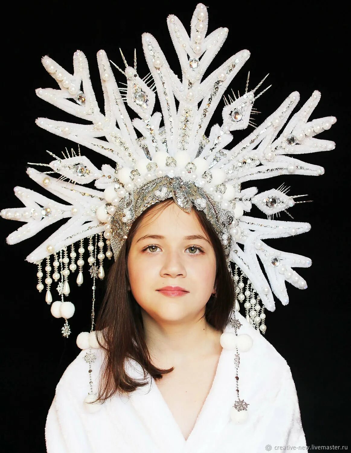 Корона снежной королевы для девочки. Головной убор на новый год. Красная шляпка для девочки. Девочка в шляпе. Новогодний головной убор для девочки.