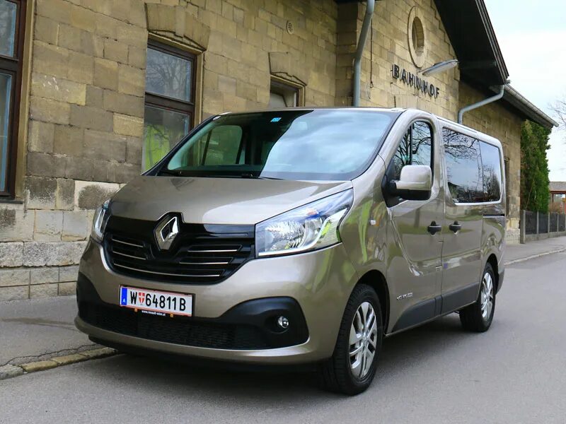 Рено трафик россия. Рено трафик Пассенджер. Рено трафик 2. Рено трафик 202. Renault Trafic 9 мест.