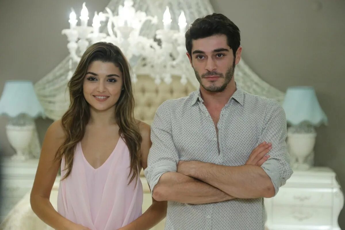 Краткое содержание любовь не понимает слов турецкий. Мурат и хаят. Ханде эрчел и бурак дениз. Хаят и мурат сериал. Турецкий сериал хайат и мурат 2.