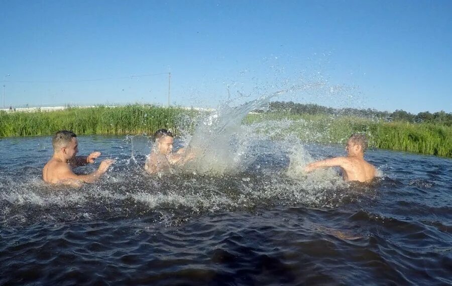 Июнь купаются ли в сочи. Купаемся на речке. Купание в водоемах. Купаться в озере. Купаться в реке.