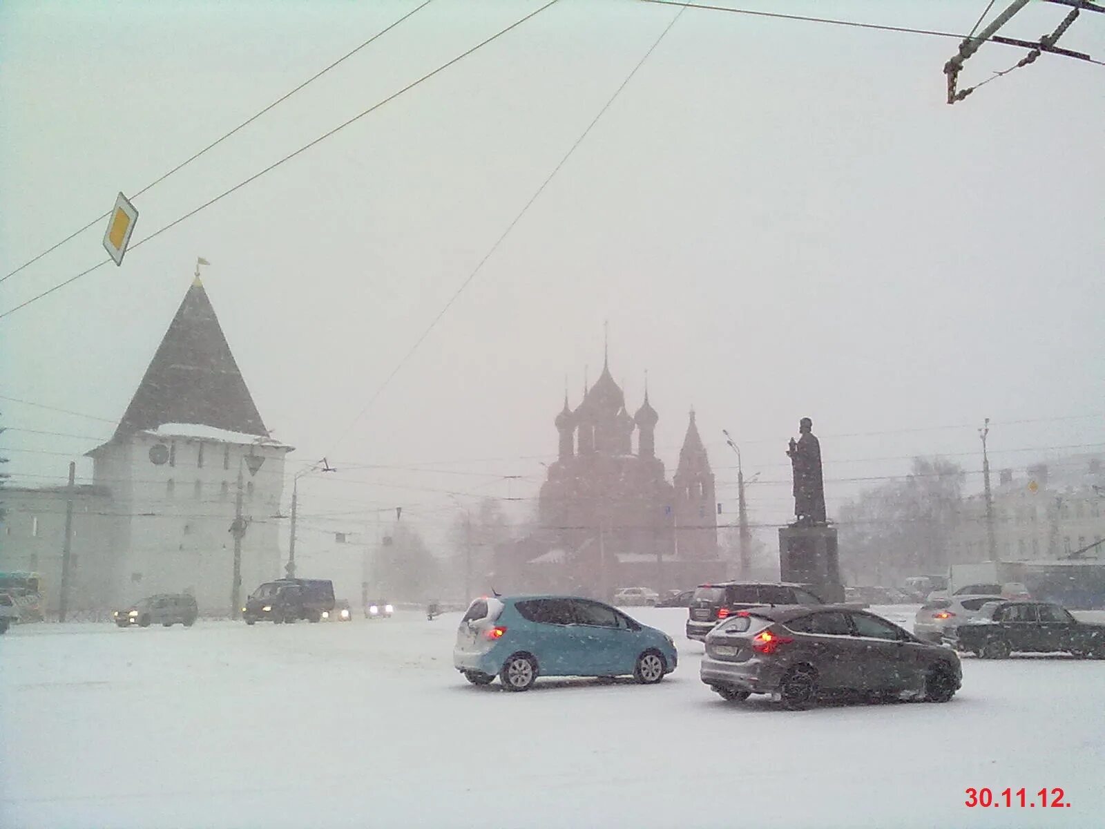 Погода в ярославле в феврале. Снежный Покров Ярославль. Снегопад Ярославль. Снег в Ярославле. Метель Ярославль.