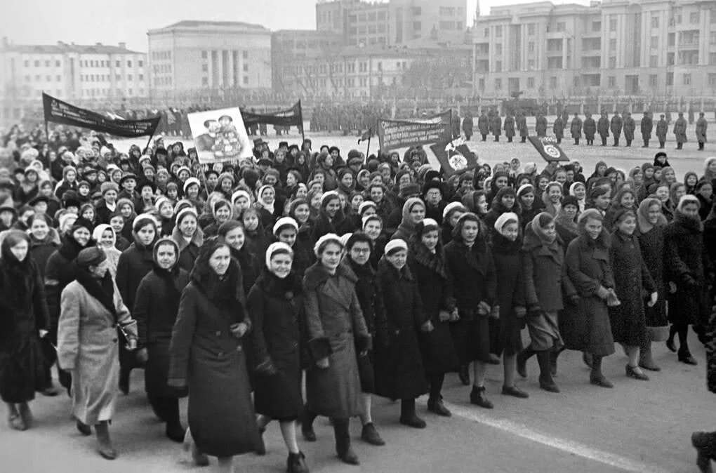 Парад в Куйбышеве в 1941. Парад Октябрьской революции 1941. Куйбышев парад 1941 года. Военный парад в Куйбышеве 7 ноября 1941. Парад во время войны