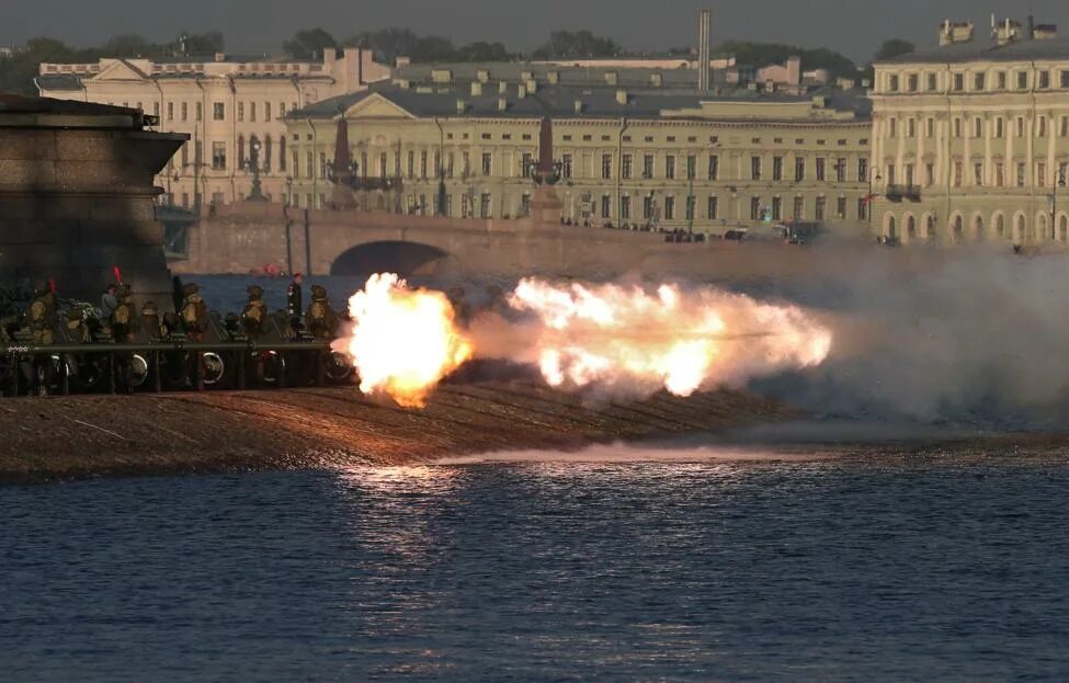 Петербург выстрелы. Полуденный выстрел в Санкт-Петербурге. Выстрел Авроры (залп Авроры). Салют пушки Петропавловской крепости. Выстрел из пушки на Петропавловской крепости.