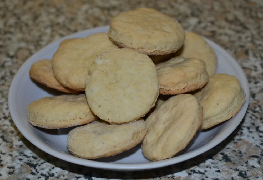 Печенье на рассоле рецепт в духовке пошаговый. Кокурки Скородумки это. Печенье на рассоле. Печенье на рассоле от огурцов. Печенье домашнее на рассоле.