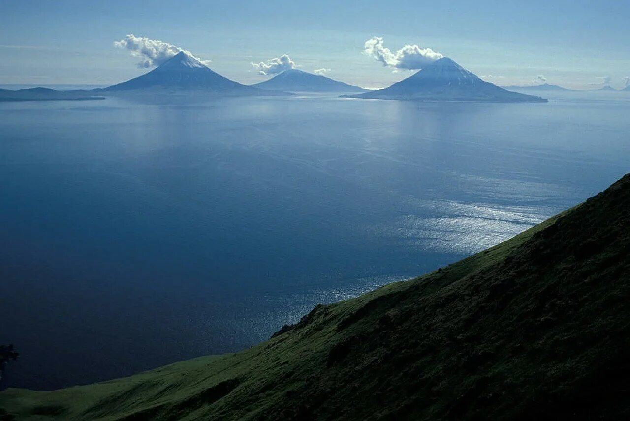 Алеутские острова острова аляски. Архипелаг Алеутские острова. Супервулкан Алеутские острова. Командорские Острава Аляска.