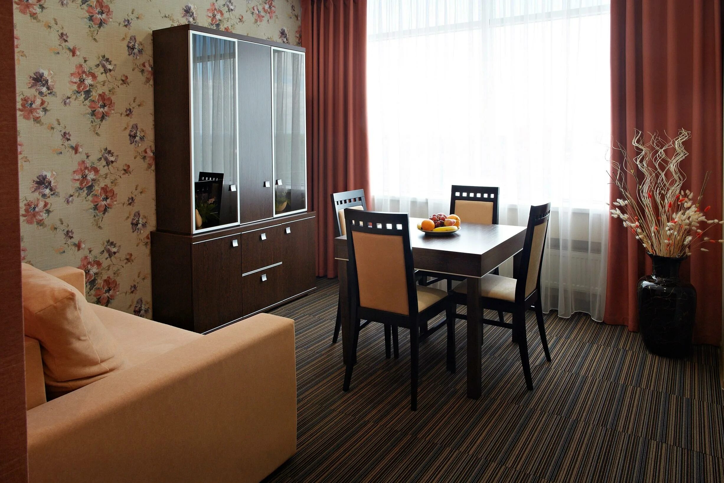 Дом строгановых курск. Династия ул. Курск гостиница дом строгановых. Гостиница на курском. Отель гринн курск.