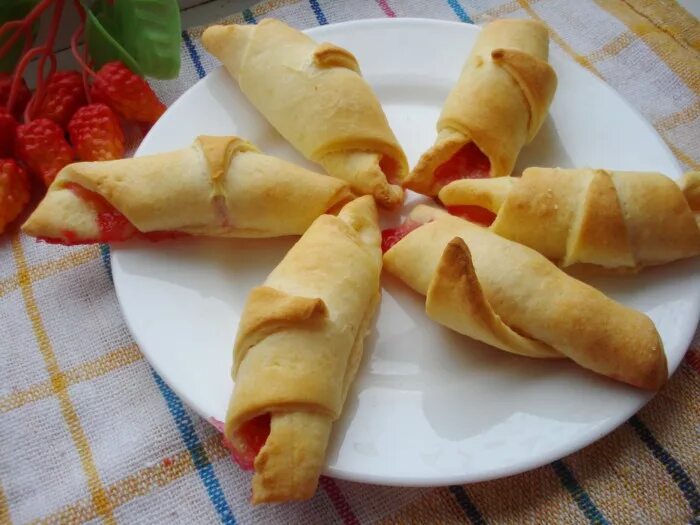 Рогалики с изюмом из слоеного теста. Рогалики с творогом в духовке. Рогалики из готового теста. Выпечка из дрожжевого теста в духовке. Французская слойка.