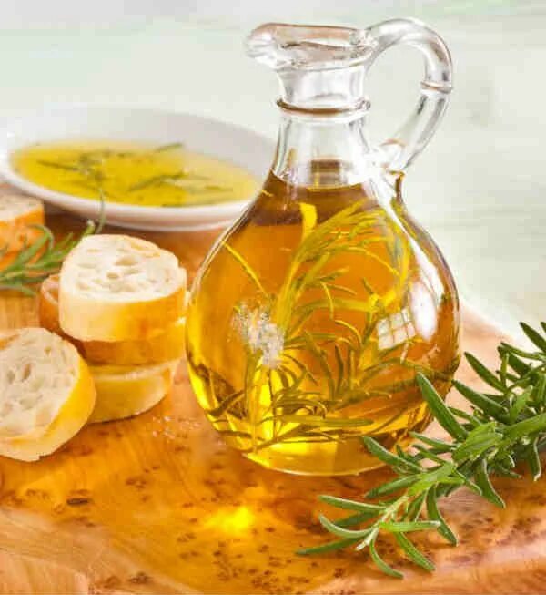 Rosemary Essential Oil. Настой розмарина. Настойка розмарина. Масло оливковое с розмарином.