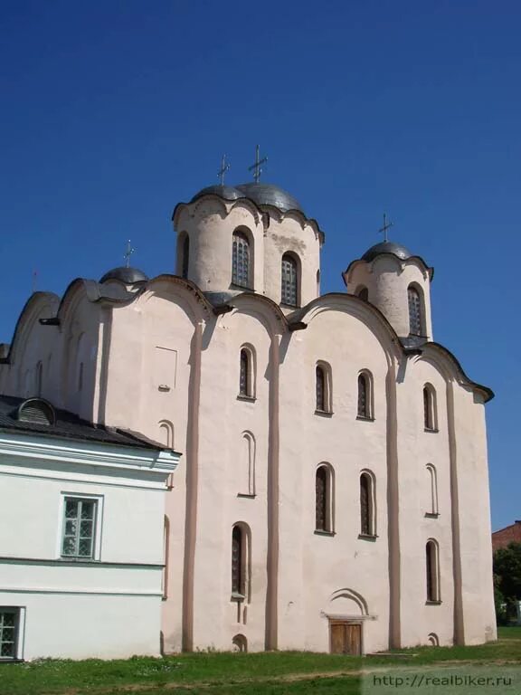 спасский собор черников. великий новгород храм святой софии. софийский собор в новгороде 13 век. церковь 13 века на руси. архитектура древней руси софийский собор.