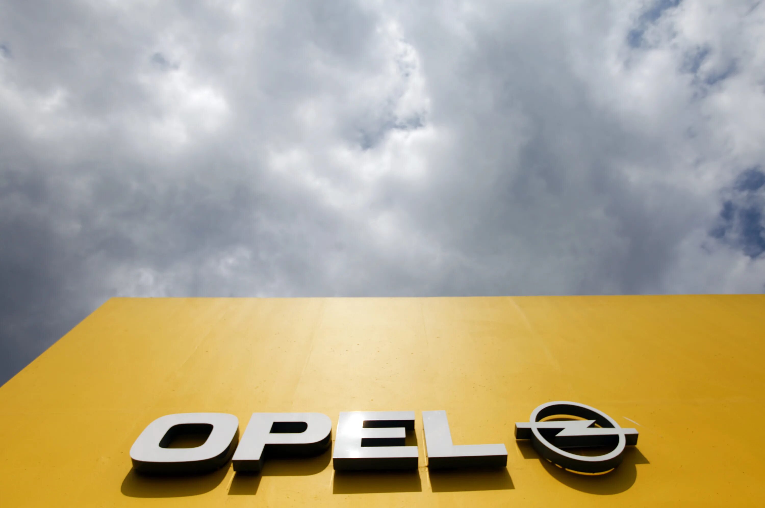 Компания opel. Опель GM. Штаб квартира Опель. Opel штаб квартира. Opel logo.
