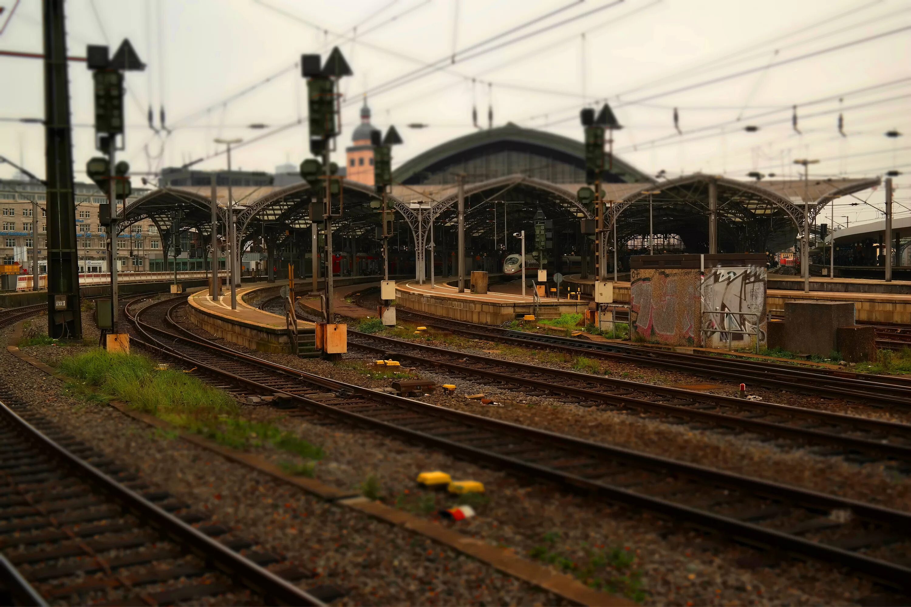Кельн ЖД вокзал. Железнодорожная станция. Станция поезда. Поезд на вокзале.
