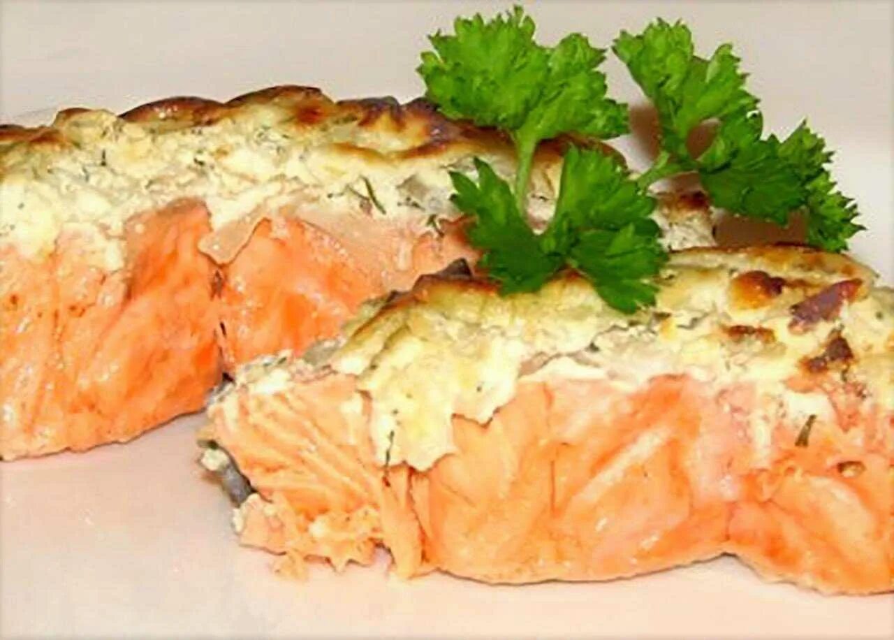 Горбуша с овощами и сыром в духовке. Горбуша под сыром в духовке. семга под сыром в духовке. горбуша под шубой в духовке. филе горбуши в духовке.