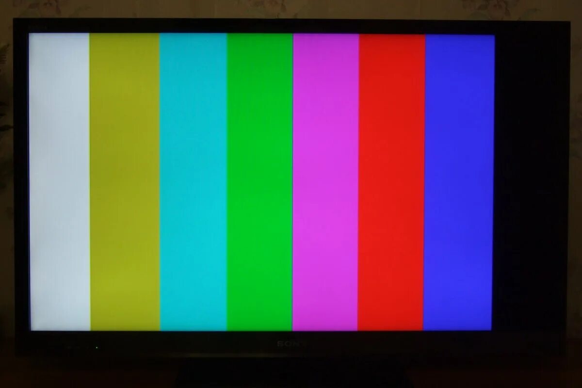 Цветные полосы на экране телевизора. Разноцветные полоски на экране телевизора. Экран с цветными полосками. Разноцветные полосы на телевизоре.