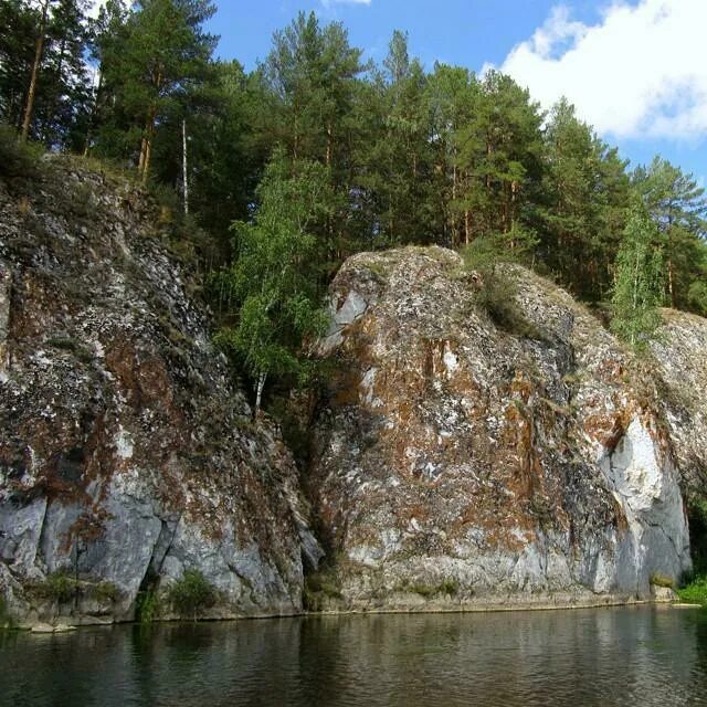 Белорецк 7. Скала семь братьев Белорецк. Скалы 7 братьев Белорецкий район. Река белая Белорецкий район. Гора семь братьев Башкирия.