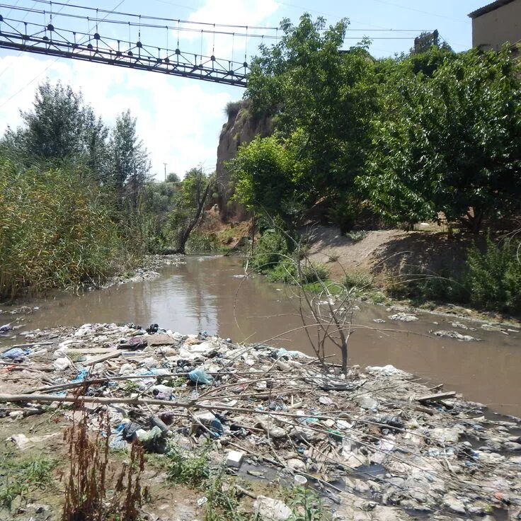 Загрязнение воды Узбекистан. Загрязнение водных артерий. Загрязнение водных ресурсов в Кыргызстане. Загрязнение воды от заводов.