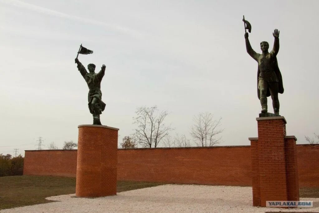 Памятник Остапенко в Будапеште. Памятник советским парламентерам в Будапеште. Капитан Остапенко Будапешт. Памятник 1944 года