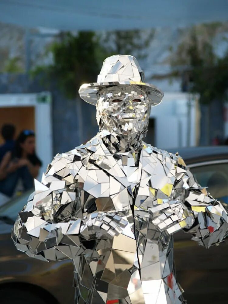 Зеркальные люди. Костюм зеркальца. Мужик в костюме с зеркалом. Mirroring suit. Мужское отражение в зеркале.