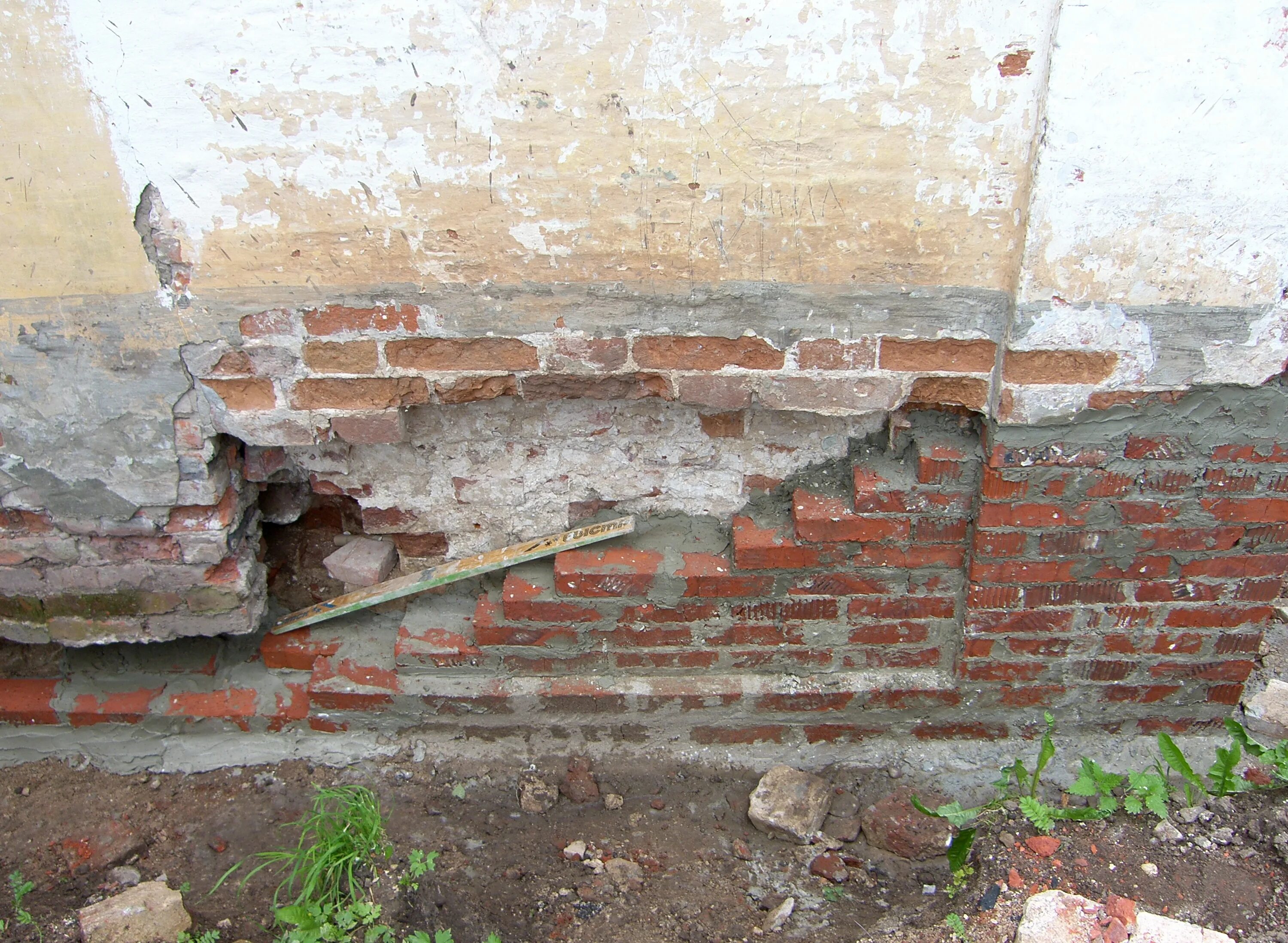 усиление старого фундамента кирпичного дома. укрепление и усиление фундамента. старый кирпичный фундамент. старый фундамент. расширение фундамента.