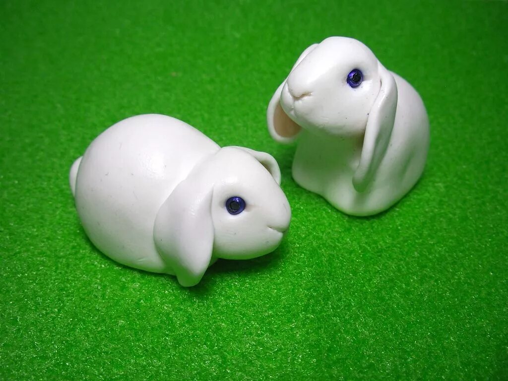 Какие фигурки. Фигурки животных из глины. Пластилин фигурки животных. Кролик лепка. Фигурка кролика из глины.
