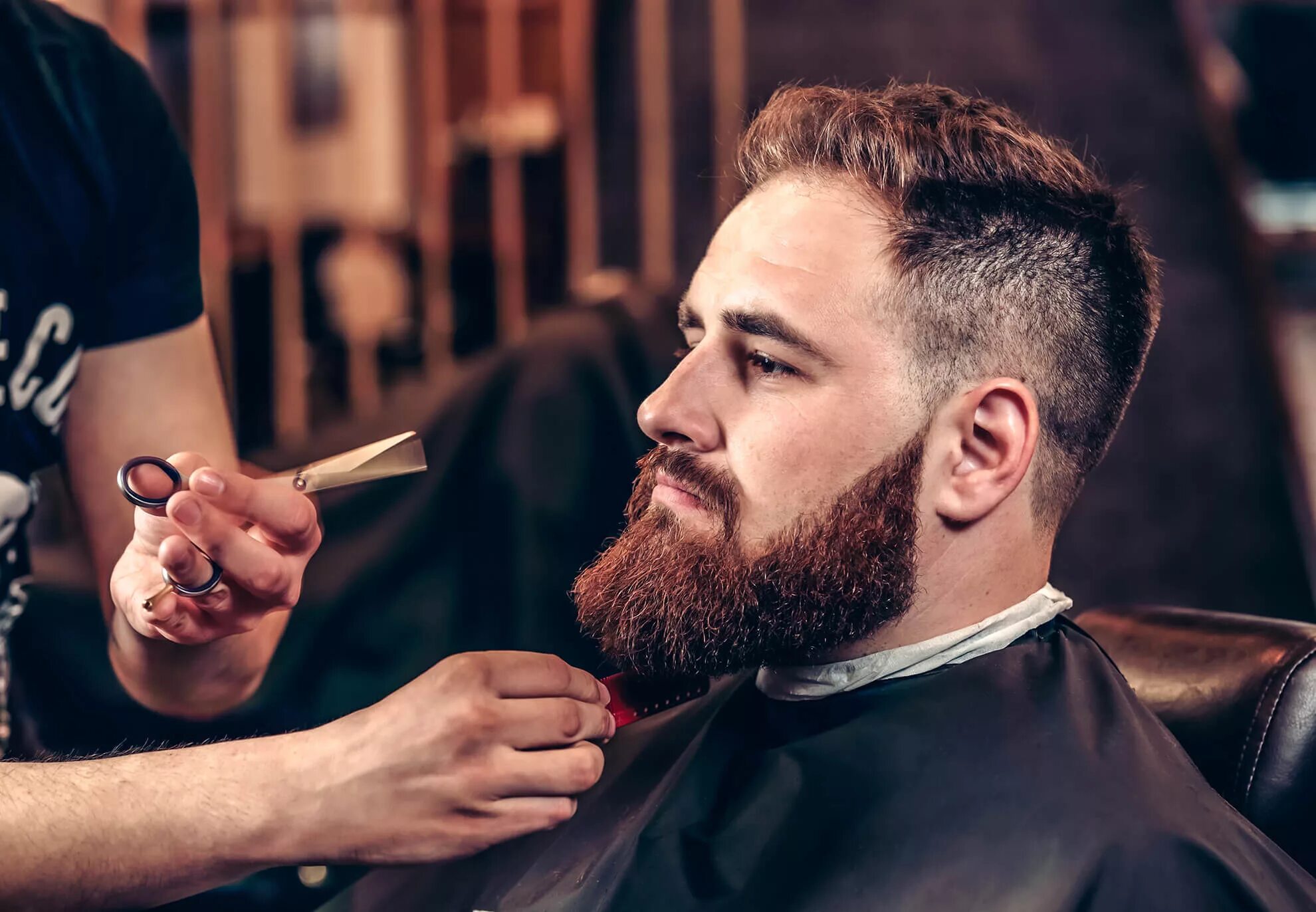 Barbers 4. Борода барбер барбершоп. Стрижка бороды барбершоп. Стрижка бороды в барбершопе. Мужские прически в барбершопе.